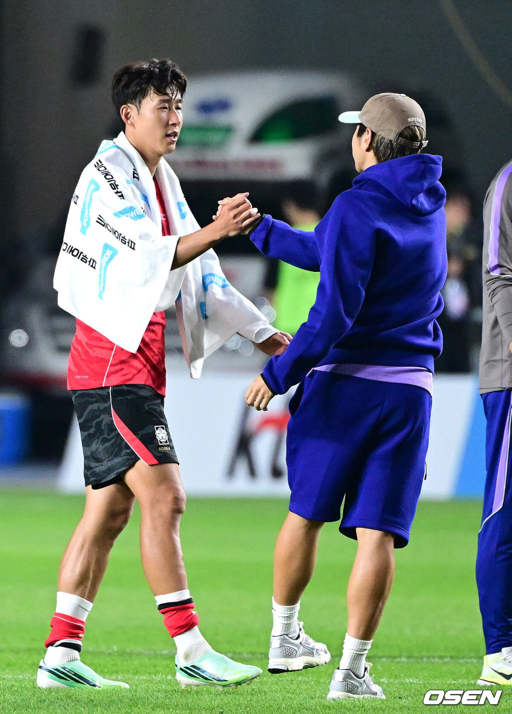 한국 축구가 로베르토 모레노 감독의 데뷔전을 대승으로 장식했다. 모레노 임시 감독이 이끄는 대한민국 축구대표팀(FIFA 랭킹 32위)은 24일 수원월드컵경기장에서 열린 9월 A매치 평가전에서 에콰도르(FIFA 랭킹 25위)를 3-0으로 제압했다.경기를 마치고 한국 손흥민과 이강인이 인사를 나누고 있다. 2026.09.24 / dreamer@osen.co.kr