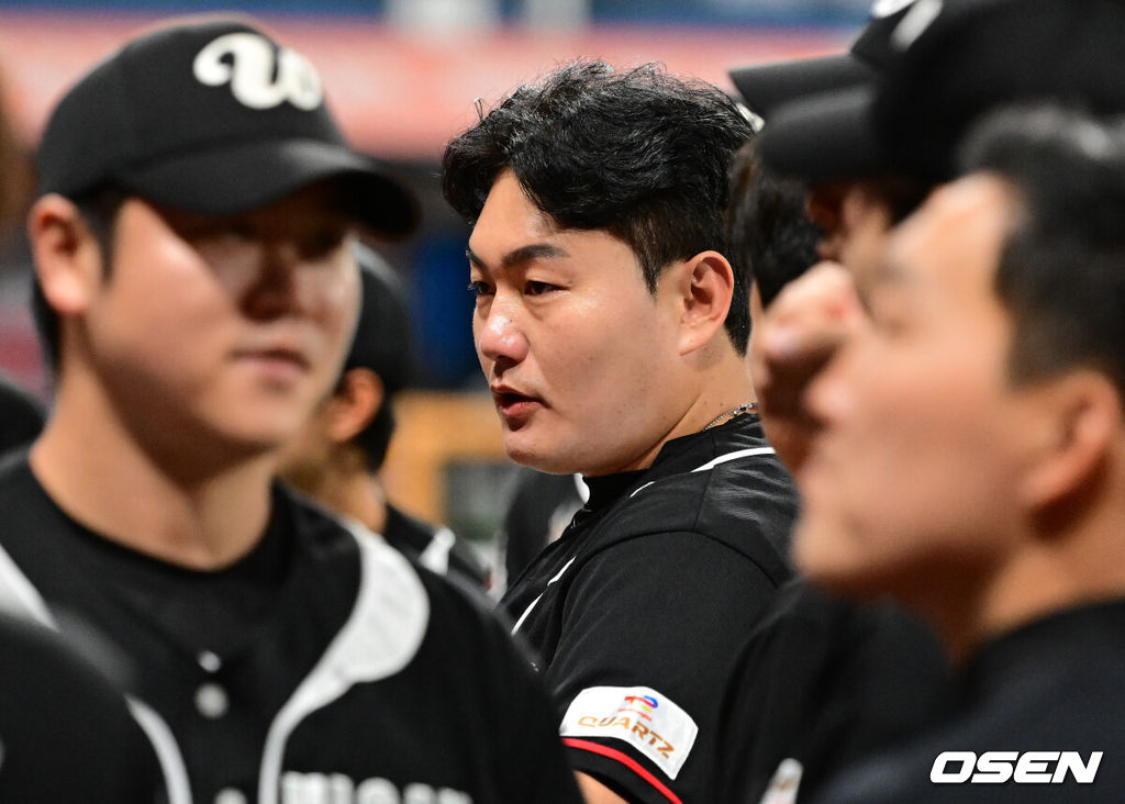28일 서울 고척스카이돔에서 2026 KBO 퓨처스리그 챔피언 결정전 울산 웨일즈와 상무 피닉스의 경기가 열렸다.울산은 오카다, 상무는 김대호가 선발로 나섰다.경기에 앞서 울산 최지만이 동료선수들과 미팅을 하고 있다. 2026.09.28 / jpnews@osen.co.kr