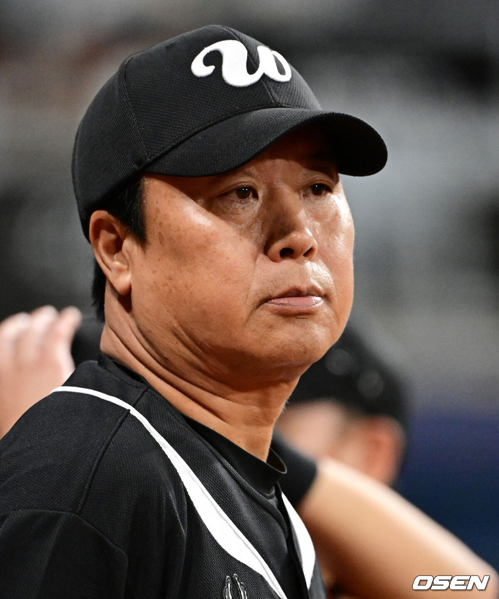 28일 서울 고척스카이돔에서 2026 KBO 퓨처스리그 챔피언 결정전 울산 웨일즈와 상무 피닉스의 경기가 열렸다.울산은 오카다, 상무는 김대호가 선발로 나섰다.경기에 앞서 울산 장원진 감독이 미팅을 하고 있다. 2026.09.28 / jpnews@osen.co.kr