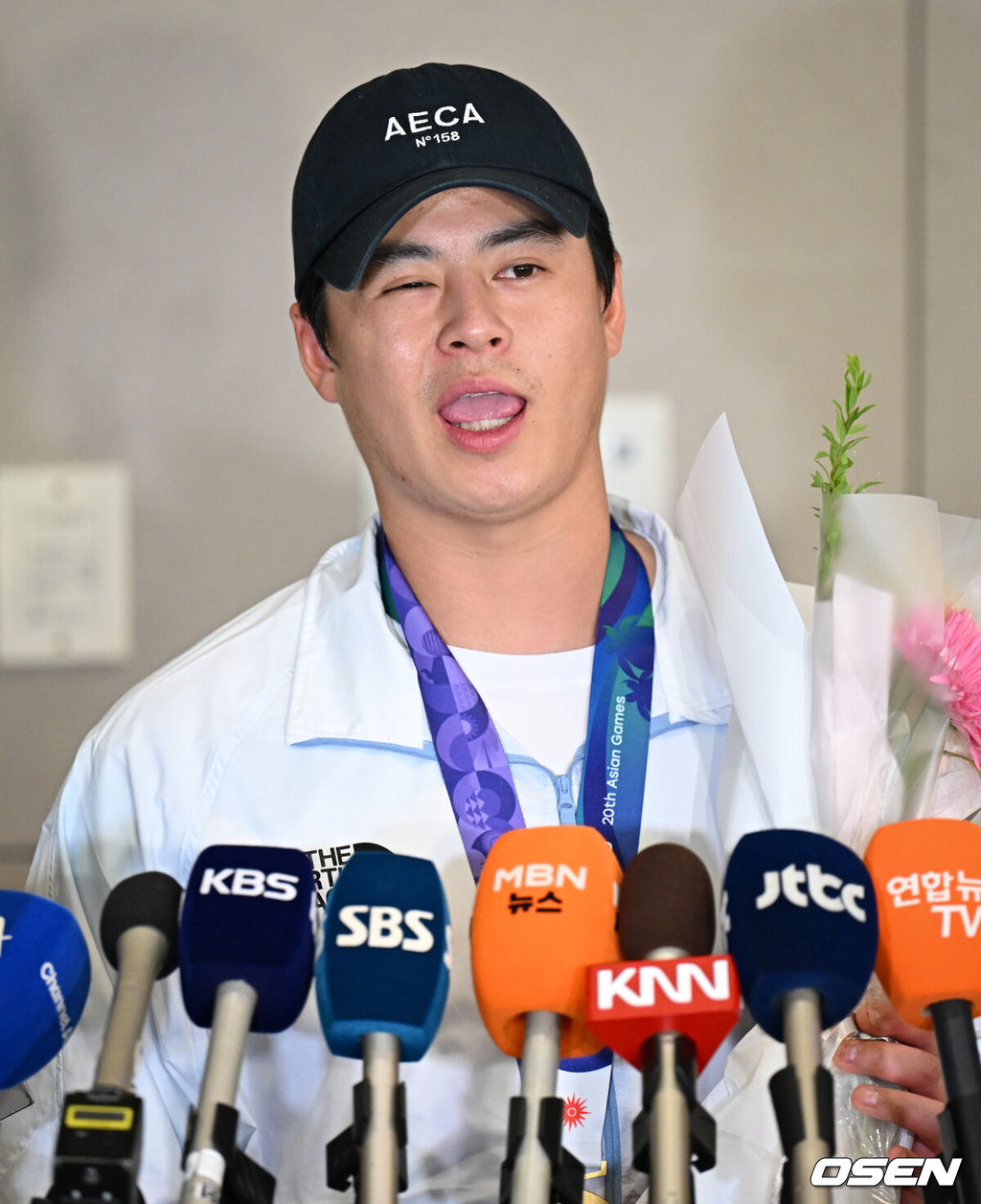 2026 아이치·나고야 아시안게임에서 금메달을 차지한 야구 대표팀이 28일 인천국제공항을 통해 귀국했다.한국 야구 대표팀은 금메달을 따내며 2010년 광저우 대회를 시작으로 2014년 인천, 2018년 자카르타-팔렘방, 2023년 항저우, 2026년 나고야-아이치까지 아시안게임 5회 연속 우승을 달성했다.야구대표팀 노시환이 인터뷰를 하고 있다. 2026.09.28 /cej@osen.co.kr
