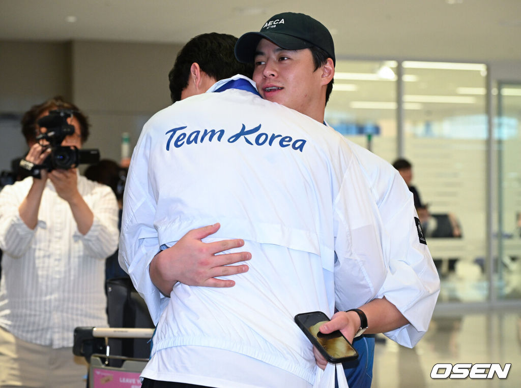 2026 아이치·나고야 아시안게임에서 금메달을 차지한 야구 대표팀이 28일 인천국제공항을 통해 귀국했다.한국 야구 대표팀은 금메달을 따내며 2010년 광저우 대회를 시작으로 2014년 인천, 2018년 자카르타-팔렘방, 2023년 항저우, 2026년 나고야-아이치까지 아시안게임 5회 연속 우승을 달성했다.야구대표팀 윤동희가 노시환과 인사를 나누고 있다. 2026.09.28 /cej@osen.co.kr