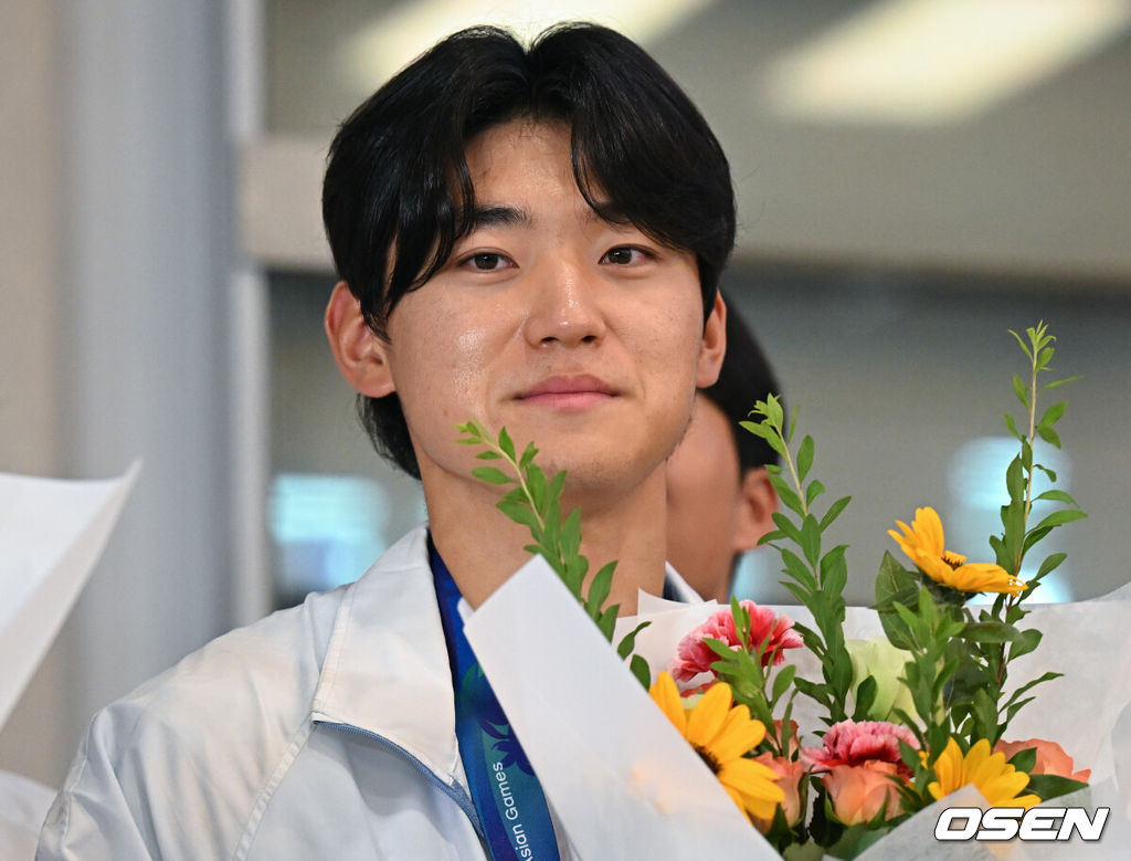 2026 아이치·나고야 아시안게임에서 금메달을 차지한 야구 대표팀이 28일 인천국제공항을 통해 귀국했다.한국 야구 대표팀은 금메달을 따내며 2010년 광저우 대회를 시작으로 2014년 인천, 2018년 자카르타-팔렘방, 2023년 항저우, 2026년 나고야-아이치까지 아시안게임 5회 연속 우승을 달성했다.야구대표팀이 김도영이 기념촬영을 하고 있다. 2026.09.28 /cej@osen.co.kr