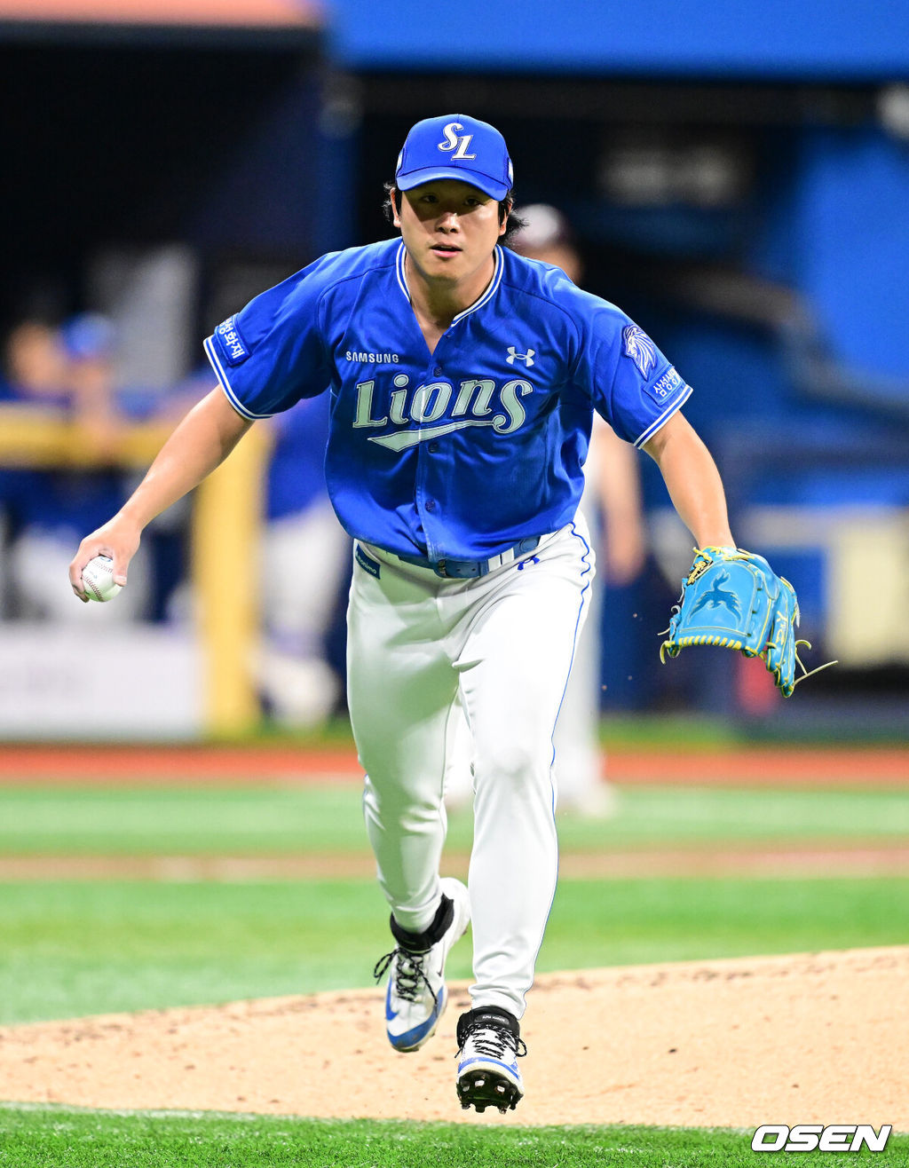 23일 오후 서울 고척스카이돔에서 2026 신한 SOL KBO리그 키움 히어로즈와 삼성 라이온즈의 경기가 열렸다.이날 키움은 하영민, 삼성은 양창섭을 선발로 내세웠다.6회말 2사 1루에서 삼성 양창섭이 키움 안치홍의 투수 앞 땅볼 타구를 처리하고 있다. 2026.07.23 / jpnews@osen.co.kr