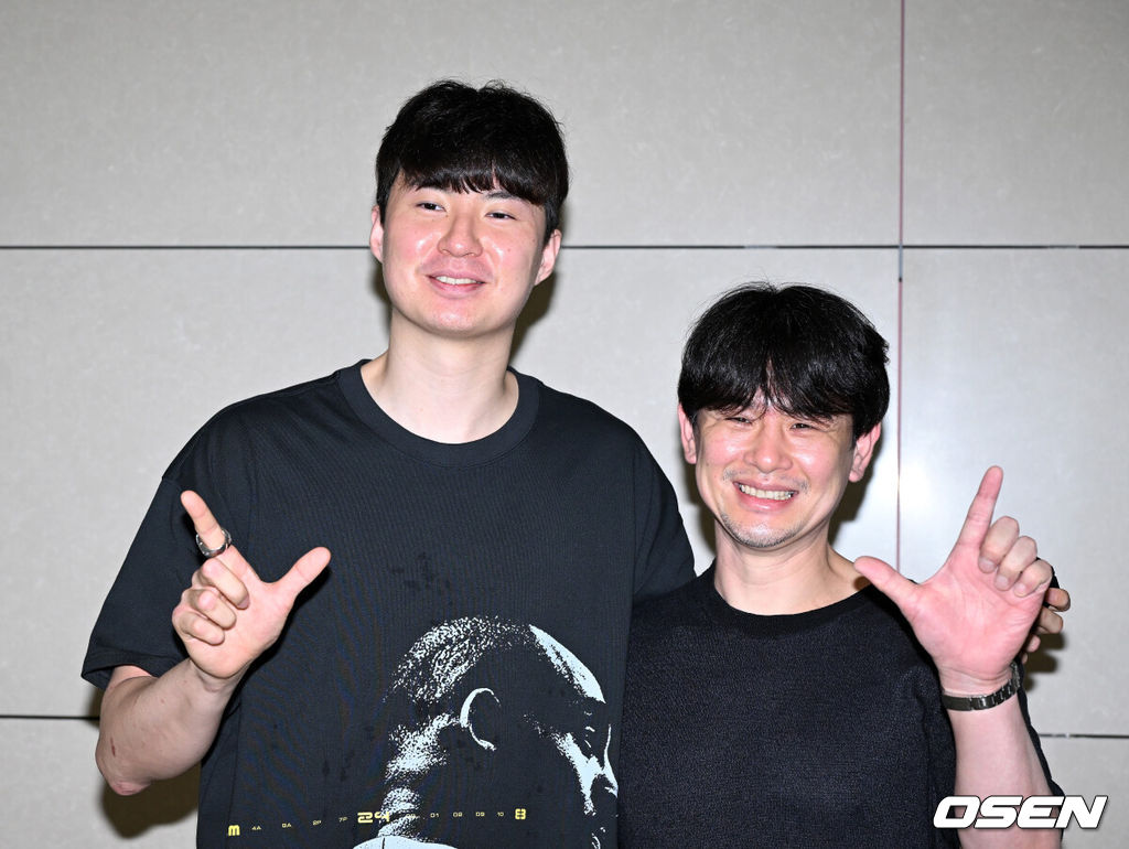 NBA 포틀랜드 트레일블레이저스 이현중이 26일 인천국제공항을 통해 출국했다.이현중은 NBA 포틀랜드 트레일블레이저스와 '이그지빗 10' 계약을 맺으며 미국 무대의 문을 두드린다. 아시안게임 금메달로 병역 특례를 받으며 NBA 도전에 날개를 달게 된 그는 29일부터 진행되는 트레이닝 캠프에 합류해 치열한 생존 경쟁을 앞두고 있다. 이현중이 나가사키 이토 다쿠마 단장이 건넨 일본 B리그 우승 반지를 끼고 포즈를 취하고 있다. 2026.09.26 / sunday@osen.co.kr
