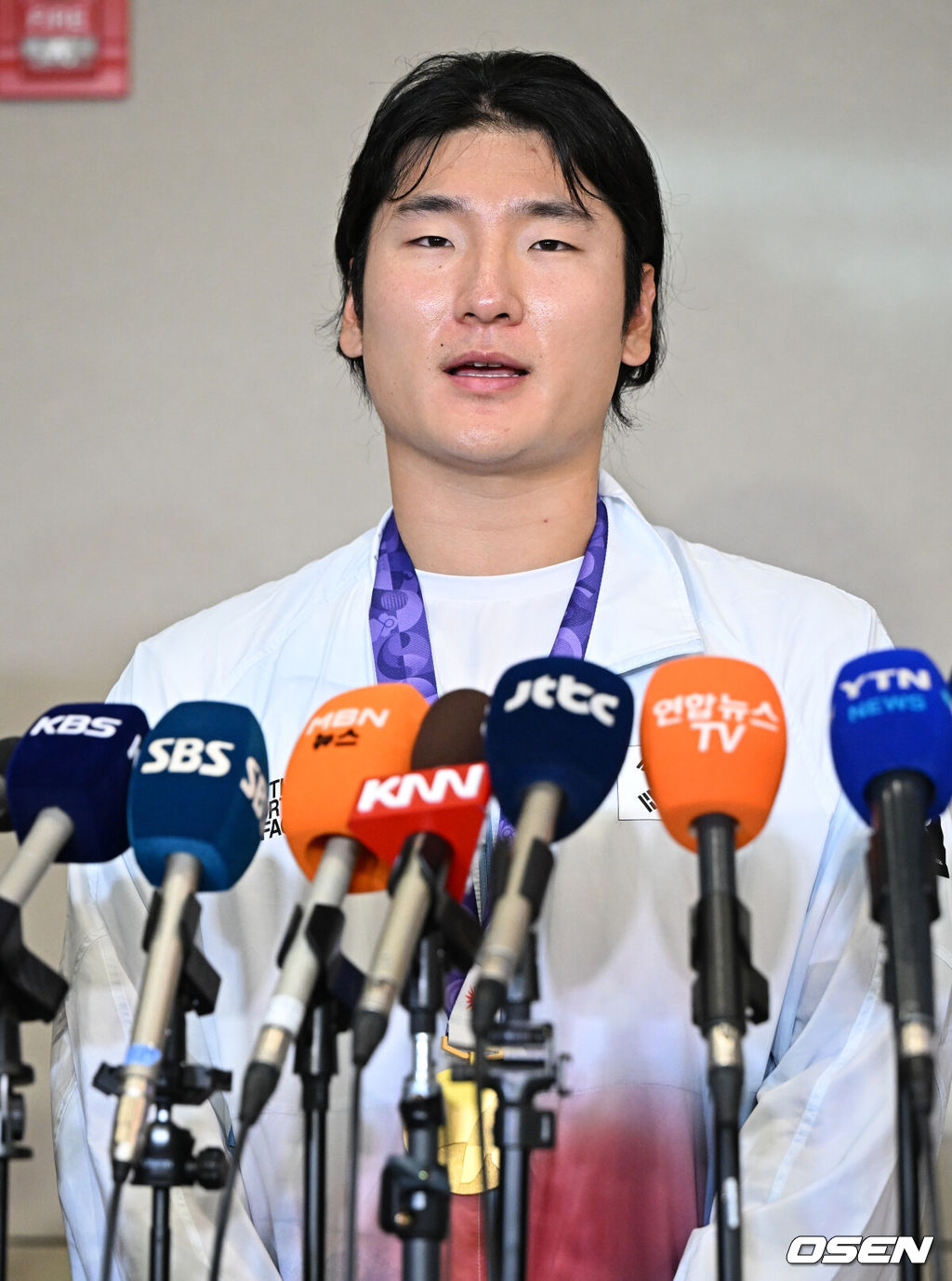 2026 아이치·나고야 아시안게임에서 금메달을 차지한 야구 대표팀이 28일 인천국제공항을 통해 귀국했다.한국 야구 대표팀은 금메달을 따내며 2010년 광저우 대회를 시작으로 2014년 인천, 2018년 자카르타-팔렘방, 2023년 항저우, 2026년 나고야-아이치까지 아시안게임 5회 연속 우승을 달성했다.야구대표팀 곽빈이 인터뷰를 하고 있다. 2026.09.28 /cej@osen.co.kr