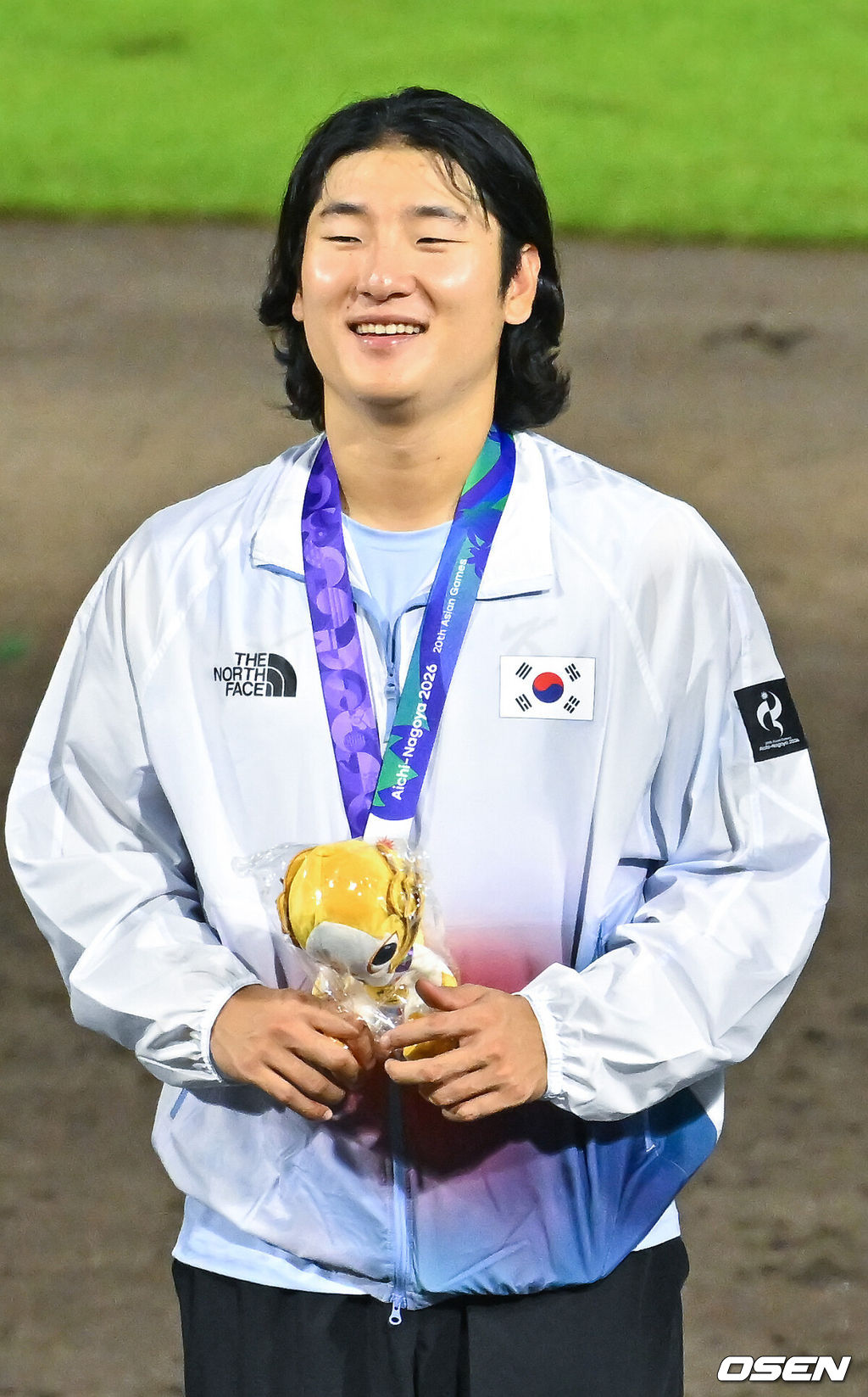 한국야구가 우여곡절 끝 아시안게임 5회 연속 금메달을 해냈다. 류지현 감독이 이끄는 한국 야구대표팀은 27일 일본 아이치현 도요하시 시민구장에서 열린 2026 아이치-나고야 아시안게임 일본과 결승전에서 3-1로 승리했다.시상식에서 곽빈이 미소 짓고 있다. 2026.09.27 / soul1014@osen.co.kr