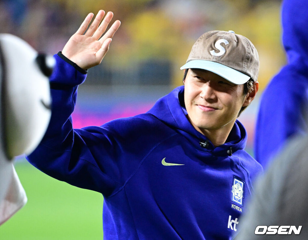 한국 축구가 로베르토 모레노 감독의 데뷔전을 대승으로 장식했다. 모레노 임시 감독이 이끄는 대한민국 축구대표팀(FIFA 랭킹 32위)은 24일 수원월드컵경기장에서 열린 9월 A매치 평가전에서 에콰도르(FIFA 랭킹 25위)를 3-0으로 제압했다.경기를 마치고 한국 이강인이 피치를 돌며 팬들에게 인사를 전하고 있다. 2026.09.24 / dreamer@osen.co.kr