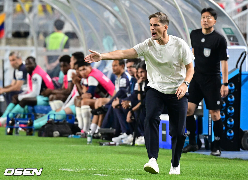 로베르트 모레노 감독이 이끄는 대한민국 축구대표팀이 24일 수원월드컵경기장에서 에콰도르와 친선경기를 가졌다.이날 경기는 모레노 감독의 대한민국 축구대표팀 데뷔전으로 임시 감독의 계약 기간은 오는 11월 27일까지다. A매치 6경기를 치른 뒤 성적과 경기 내용을 바탕으로 계약 연장 여부가 결정된다.후반 대한민국 모레노 감독이 작전을 지시하고 있다. 2026.09.24 /cej@osen.co.kr