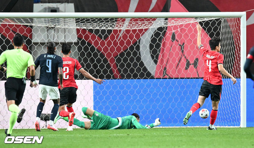 로베르토 모레노 감독이 이끄는 한국 축구대표팀이 28일 서울월드컵경기장에서 우루과이와 A매치 경기를 가졌다.한국은 지난 24일 오현규, 손흥민, 이동경의 연속골이 터져 에콰도르를 3-0으로 제압했다. 모레노 감독은 한국대표팀 데뷔전에서 승리를 신고했다. 전반 우루과이 다윈 누녜스가 선제골을 성공시키고 있다. 2026.09.28 / sunday@osen.co.kr