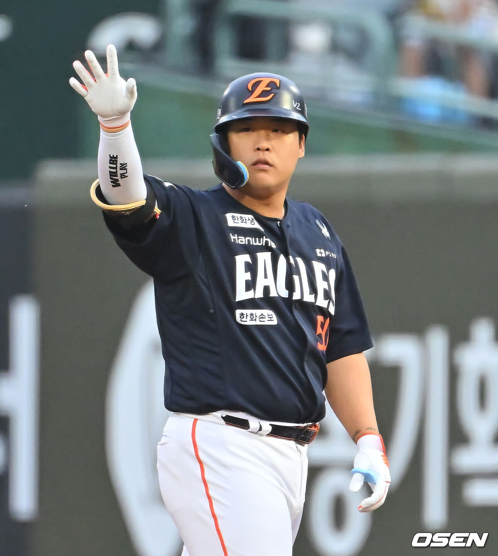 27일 부산 사직야구장에서 2026 신한 SOL KBO 리그 롯데 자이언츠와 한화 이글스의 경기가 열렸다. 홈팀 롯데는 나균안이, 방문팀 한화는 이상규가 선발 출전했다.한화 이글스 강백호가 1회초 1사 1,3루 중견수 오른쪽 1타점 안타를 치고 세리머니를 하고 있다. 2026.09.27 / foto0307@osen.co.kr