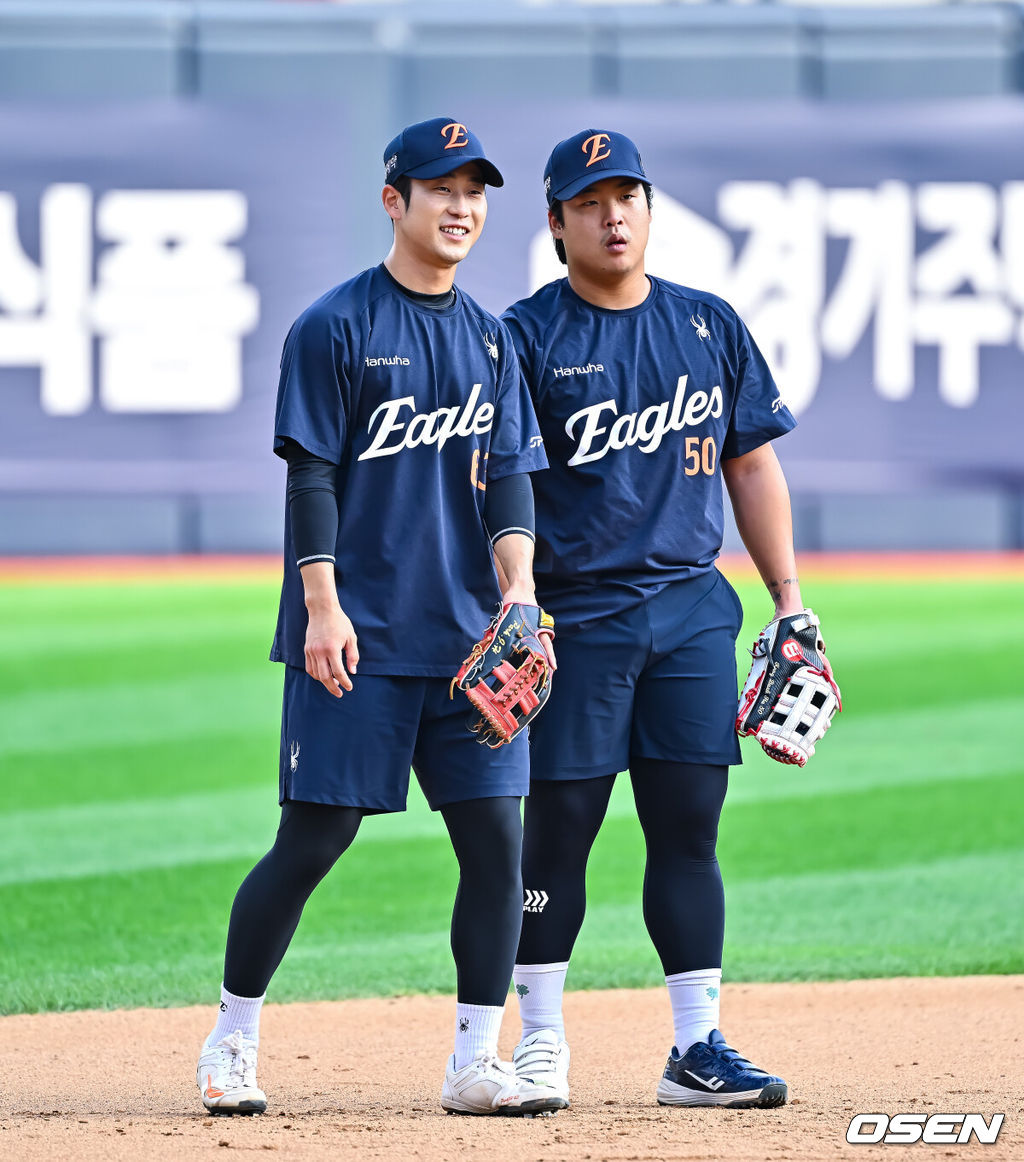 2일 오후 수원KT위즈 파크에서 2026 신한 SOL KBO리그 KT 위즈와 한화 이글스의 경기가 진행됐다.이날 KT는 소형준을, 한화는 류현진을 선발투수로 내세웠다.경기 앞서 한화 강백호와 박정현이 3루 수비 훈련을 하고 있다.   2026.09.02 / soul1014@osen.co.kr