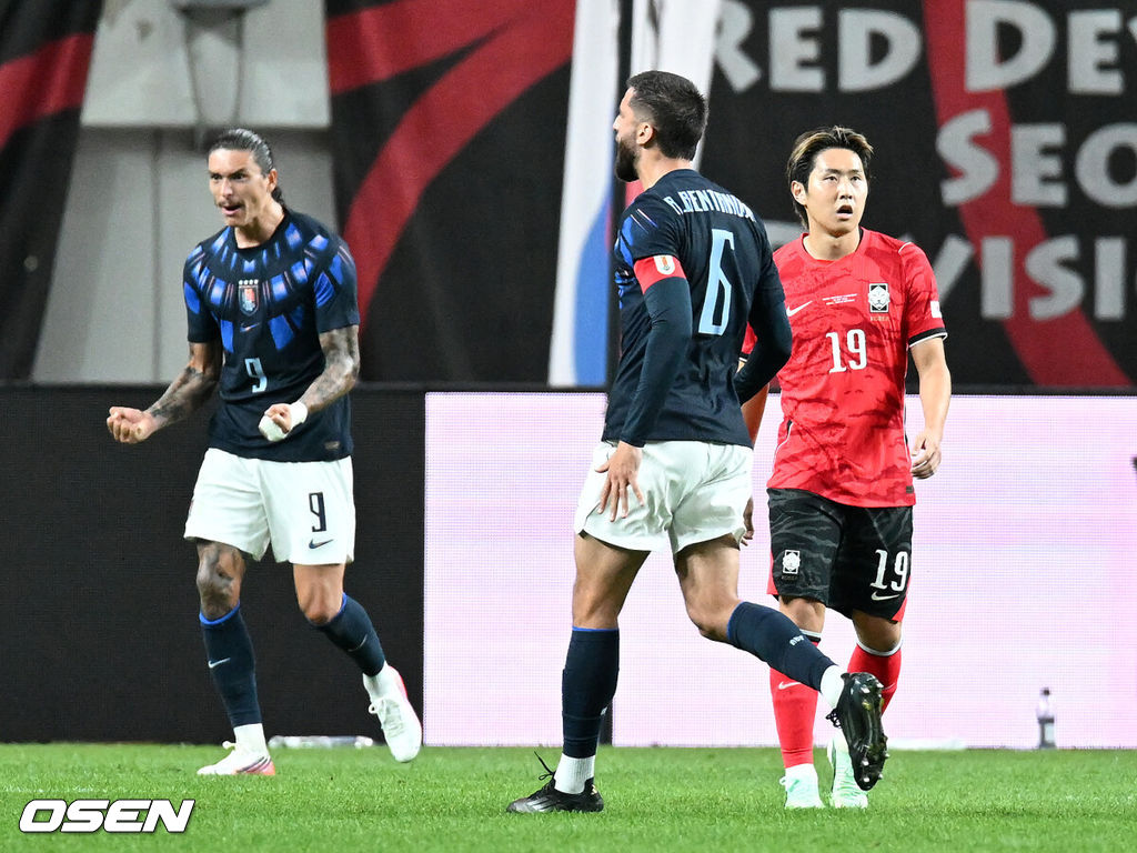 로베르토 모레노 감독이 이끄는 한국 축구대표팀이 28일 서울월드컵경기장에서 우루과이와 A매치 경기를 가졌다.한국은 지난 24일 오현규, 손흥민, 이동경의 연속골이 터져 에콰도르를 3-0으로 제압했다. 모레노 감독은 한국대표팀 데뷔전에서 승리를 신고했다. 전반 한국 이강인이 우루과이 히오르히안 데 아라스카에타에게 두 번째 골을 허용하고 아쉬워하고 있다. 2026.09.28 / sunday@osen.co.kr