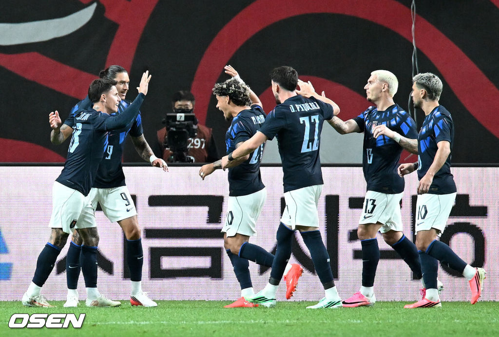 로베르토 모레노 감독이 이끄는 한국 축구대표팀이 28일 서울월드컵경기장에서 우루과이와 A매치 경기를 가졌다.한국은 지난 24일 오현규, 손흥민, 이동경의 연속골이 터져 에콰도르를 3-0으로 제압했다. 모레노 감독은 한국대표팀 데뷔전에서 승리를 신고했다. 전반 우루과이 다윈 누녜스가 선제골을 성공시키고 환호하고 있다. 2026.09.28 / sunday@osen.co.kr