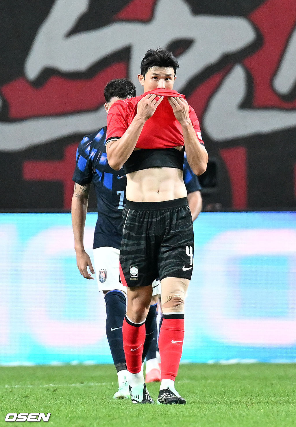 로베르토 모레노 감독이 이끄는 한국 축구대표팀이 28일 서울월드컵경기장에서 우루과이와 A매치 경기를 가졌다.한국은 지난 24일 오현규, 손흥민, 이동경의 연속골이 터져 에콰도르를 3-0으로 제압했다. 모레노 감독은 한국대표팀 데뷔전에서 승리를 신고했다. 전반 한국 김민재가 우루과이 기예르모 바렐라에게 세 번째 골을 허용하고 아쉬워하고 있다. 2026.09.28 / sunday@osen.co.kr