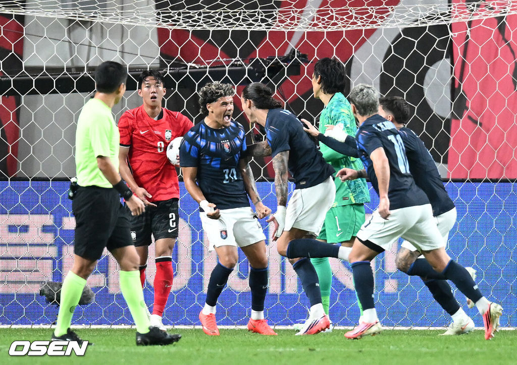 로베르토 모레노 감독이 이끄는 한국 축구대표팀이 28일 서울월드컵경기장에서 우루과이와 A매치 경기를 가졌다.한국은 지난 24일 오현규, 손흥민, 이동경의 연속골이 터져 에콰도르를 3-0으로 제압했다. 모레노 감독은 한국대표팀 데뷔전에서 승리를 신고했다. 전반 우루과이 다윈 누녜스가 선제골을 성공시키고 환호하고 있다. 2026.09.28 / sunday@osen.co.kr