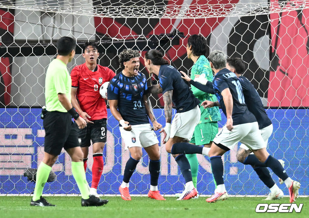 로베르토 모레노 감독이 이끄는 한국 축구대표팀이 28일 서울월드컵경기장에서 우루과이와 A매치 경기를 가졌다.한국은 지난 24일 오현규, 손흥민, 이동경의 연속골이 터져 에콰도르를 3-0으로 제압했다. 모레노 감독은 한국대표팀 데뷔전에서 승리를 신고했다. 전반 우루과이 다윈 누녜스가 선제골을 성공시키고 환호하고 있다. 2026.09.28 / sunday@osen.co.kr