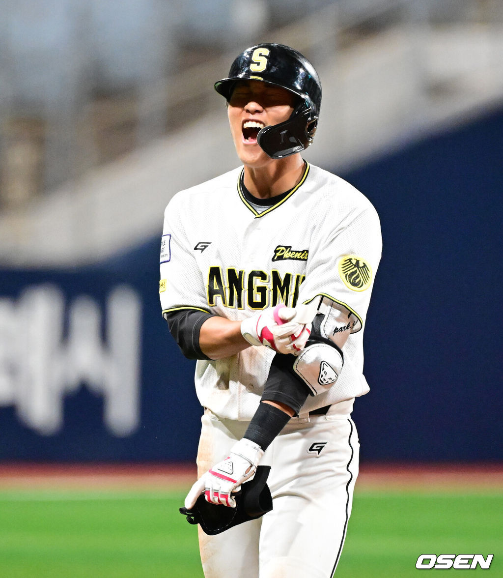 28일 서울 고척스카이돔에서 2026 KBO 퓨처스리그 챔피언 결정전 울산 웨일즈와 상무 피닉스의 경기가 열렸다.울산은 오카다, 상무는 김대호가 선발로 나섰다.5회말 2사 2루에서 상무 박지환이 1타점 좌중간 2루타를 날리며 기뻐하고 있다. 2026.09.28 / jpnews@osen.co.kr