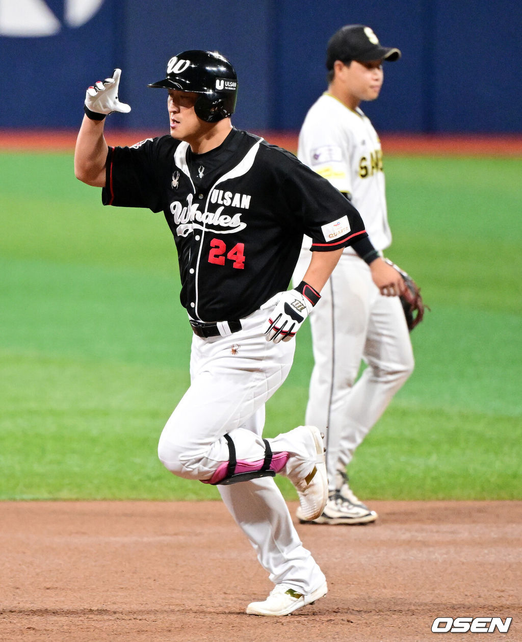 28일 서울 고척스카이돔에서 2026 KBO 퓨처스리그 챔피언 결정전 울산 웨일즈와 상무 피닉스의 경기가 열렸다.울산은 오카다, 상무는 김대호가 선발로 나섰다.1회초 1사 2루에서 울산 하재훈이 선제 투런포를 날리며 기뻐하고 있다. 2026.09.28 / jpnews@osen.co.kr