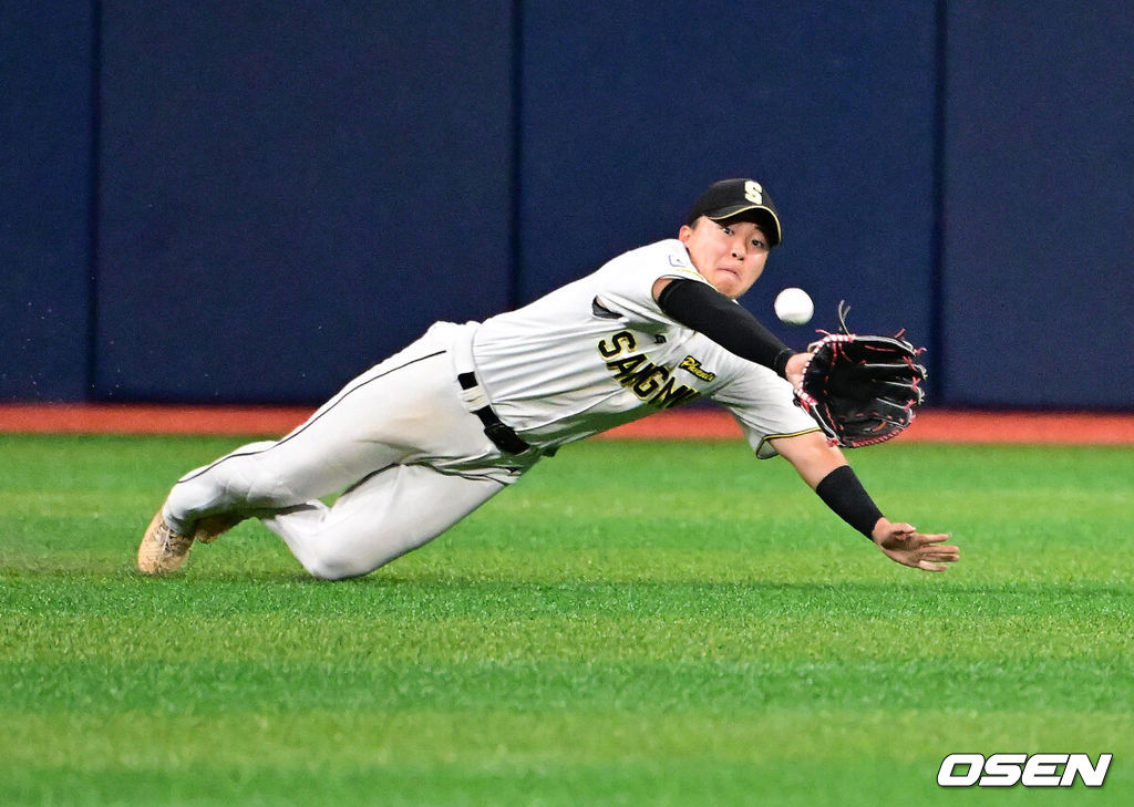 28일 서울 고척스카이돔에서 2026 KBO 퓨처스리그 챔피언 결정전 울산 웨일즈와 상무 피닉스의 경기가 열렸다.울산은 오카다, 상무는 김대호가 선발로 나섰다.7회초 1사에서 상무 정현승이 울산 노강민의 안타성 타구에 다이빙 캐치를 선보이고 있다. 2026.09.28 / jpnews@osen.co.kr