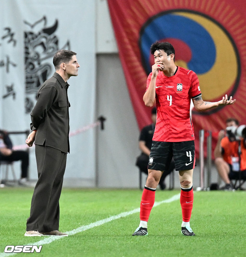 로베르토 모레노 감독이 이끄는 한국 축구대표팀이 28일 서울월드컵경기장에서 우루과이와 A매치 경기를 가졌다.한국은 지난 24일 오현규, 손흥민, 이동경의 연속골이 터져 에콰도르를 3-0으로 제압했다. 모레노 감독은 한국대표팀 데뷔전에서 승리를 신고했다. 전반 한국 김민재가 실점 후 모레노 감독과 이야기를 나누고 있다. 2026.09.28 / sunday@osen.co.kr