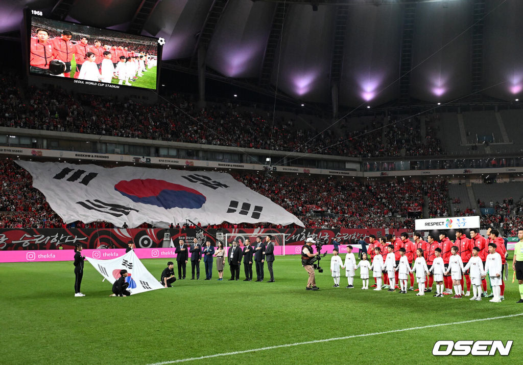 로베르토 모레노 감독이 이끄는 한국 축구대표팀이 28일 서울월드컵경기장에서 우루과이와 A매치 경기를 가졌다.한국은 지난 24일 오현규, 손흥민, 이동경의 연속골이 터져 에콰도르를 3-0으로 제압했다. 모레노 감독은 한국대표팀 데뷔전에서 승리를 신고했다. 경기에 앞서 한국 선수단이 국민의례를 하고 있다. 2026.09.28 / sunday@osen.co.kr