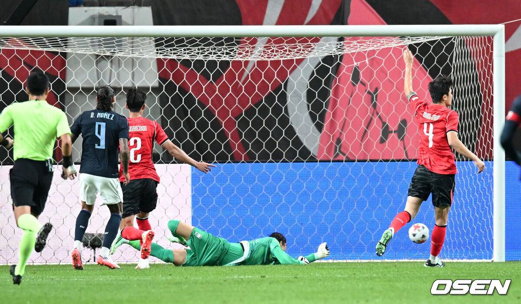 로베르토 모레노 감독이 이끄는 한국 축구대표팀이 28일 서울월드컵경기장에서 우루과이와 A매치 경기를 가졌다.한국은 지난 24일 오현규, 손흥민, 이동경의 연속골이 터져 에콰도르를 3-0으로 제압했다. 모레노 감독은 한국대표팀 데뷔전에서 승리를 신고했다. 전반 우루과이 다윈 누녜스가 선제골을 성공시키고 있다. 2026.09.28 / sunday@osen.co.kr