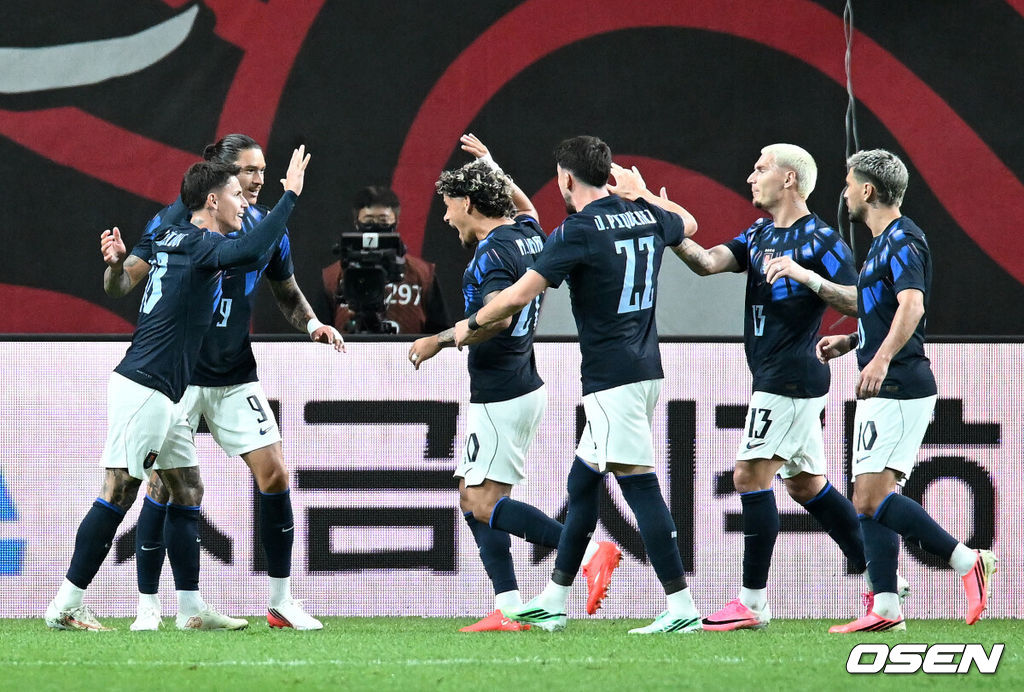 로베르토 모레노 감독이 이끄는 한국 축구대표팀이 28일 서울월드컵경기장에서 우루과이와 A매치 경기를 가졌다.한국은 지난 24일 오현규, 손흥민, 이동경의 연속골이 터져 에콰도르를 3-0으로 제압했다. 모레노 감독은 한국대표팀 데뷔전에서 승리를 신고했다. 전반 우루과이 다윈 누녜스가 선제골을 성공시키고 환호하고 있다. 2026.09.28 / sunday@osen.co.kr
