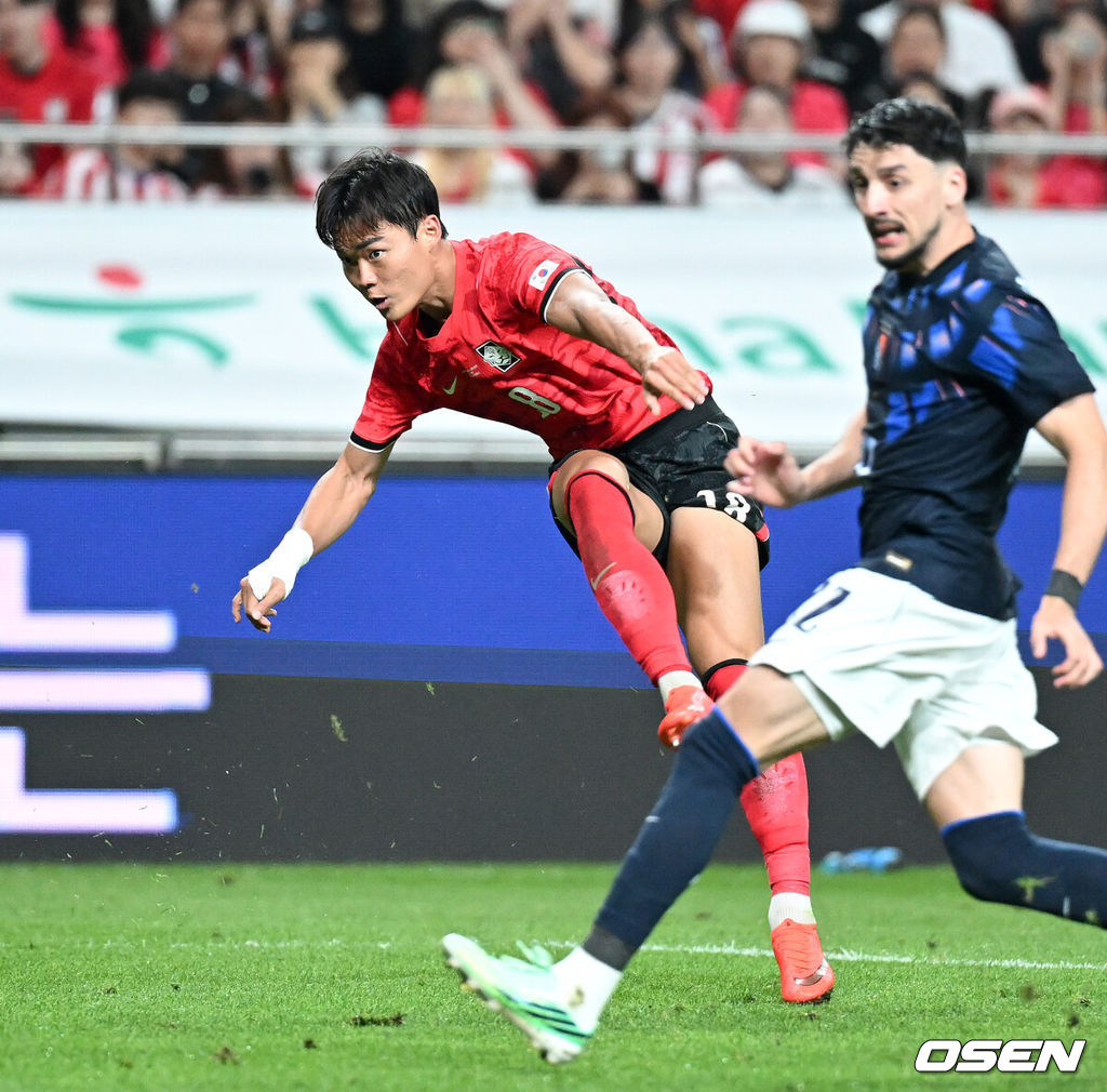 로베르토 모레노 감독이 이끄는 한국 축구대표팀이 28일 서울월드컵경기장에서 우루과이와 A매치 경기를 가졌다.한국은 지난 24일 오현규, 손흥민, 이동경의 연속골이 터져 에콰도르를 3-0으로 제압했다. 모레노 감독은 한국대표팀 데뷔전에서 승리를 신고했다. 후반 한국 오현규가 슛을 시도하고 있다. 2026.09.28 / sunday@osen.co.kr