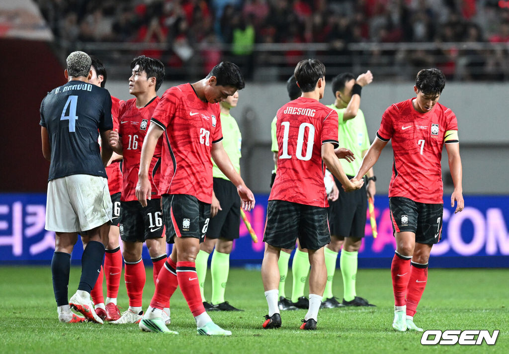 로베르트 모레노 임시 감독이 이끄는 대한민국 축구 국가대표팀은 28일 서울월드컵경기장에서 디에고 포를란 감독이 지휘하는 우루과이와 A매치 맞대결을 치러 1-4로 대패했다.이로써 모레노 감독은 지난 에콰도르전 3-0 완승 분위기를 이어기는 데 실패했다. 부임 2경기 만에 남미 강호 우루과이를 만나 1-4로 무너졌다.경기 종료 후 한국 선수들이 아쉬워하고 있다. 2026.09.28 / sunday@osen.co.kr