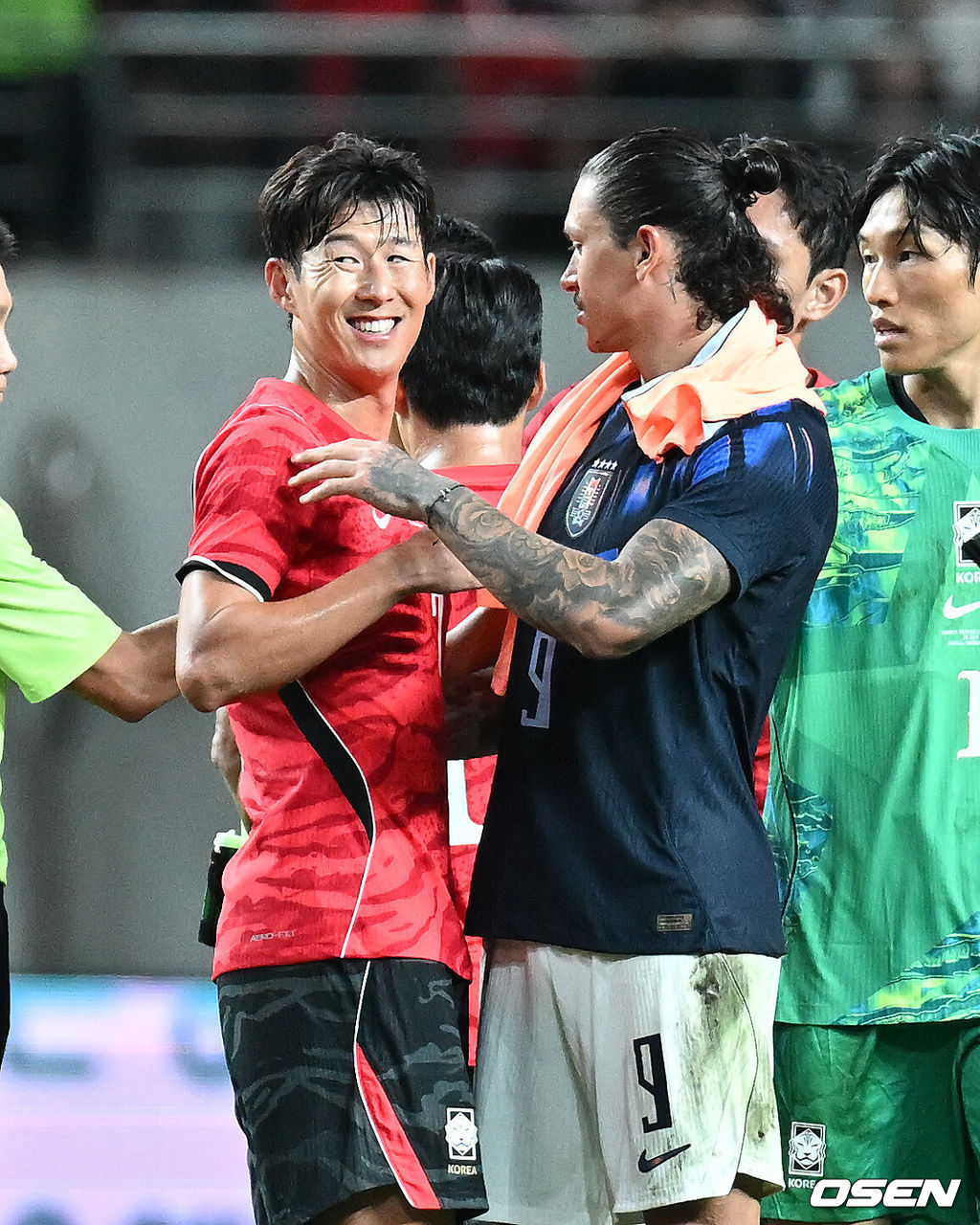 로베르트 모레노 임시 감독이 이끄는 대한민국 축구 국가대표팀은 28일 서울월드컵경기장에서 디에고 포를란 감독이 지휘하는 우루과이와 A매치 맞대결을 치러 1-4로 대패했다.이로써 모레노 감독은 지난 에콰도르전 3-0 완승 분위기를 이어기는 데 실패했다. 부임 2경기 만에 남미 강호 우루과이를 만나 1-4로 무너졌다.경기 종료 후 한국 손흥민이 다윈 누녜스와 포옹을 나누고 있다. 2026.09.28 / sunday@osen.co.kr