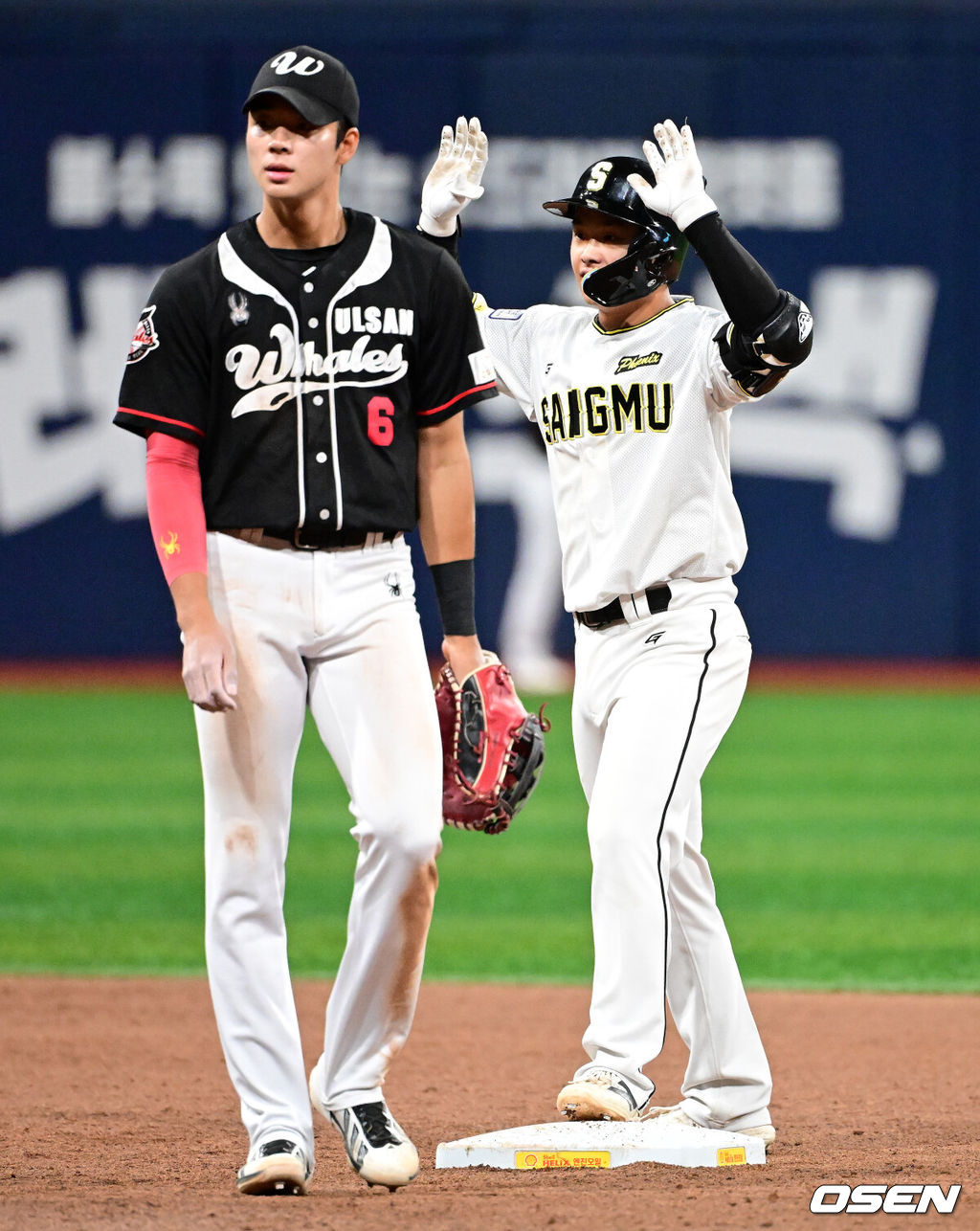 28일 서울 고척스카이돔에서 2026 KBO 퓨처스리그 챔피언 결정전 울산 웨일즈와 상무 피닉스의 경기가 열렸다.울산은 오카다, 상무는 김대호가 선발로 나섰다.4회말 1사 1,3에서 상무 이태경이 2타점 적시 2루타를 날리며 기뻐하고 있다. 2026.09.28 / jpnews@osen.co.kr