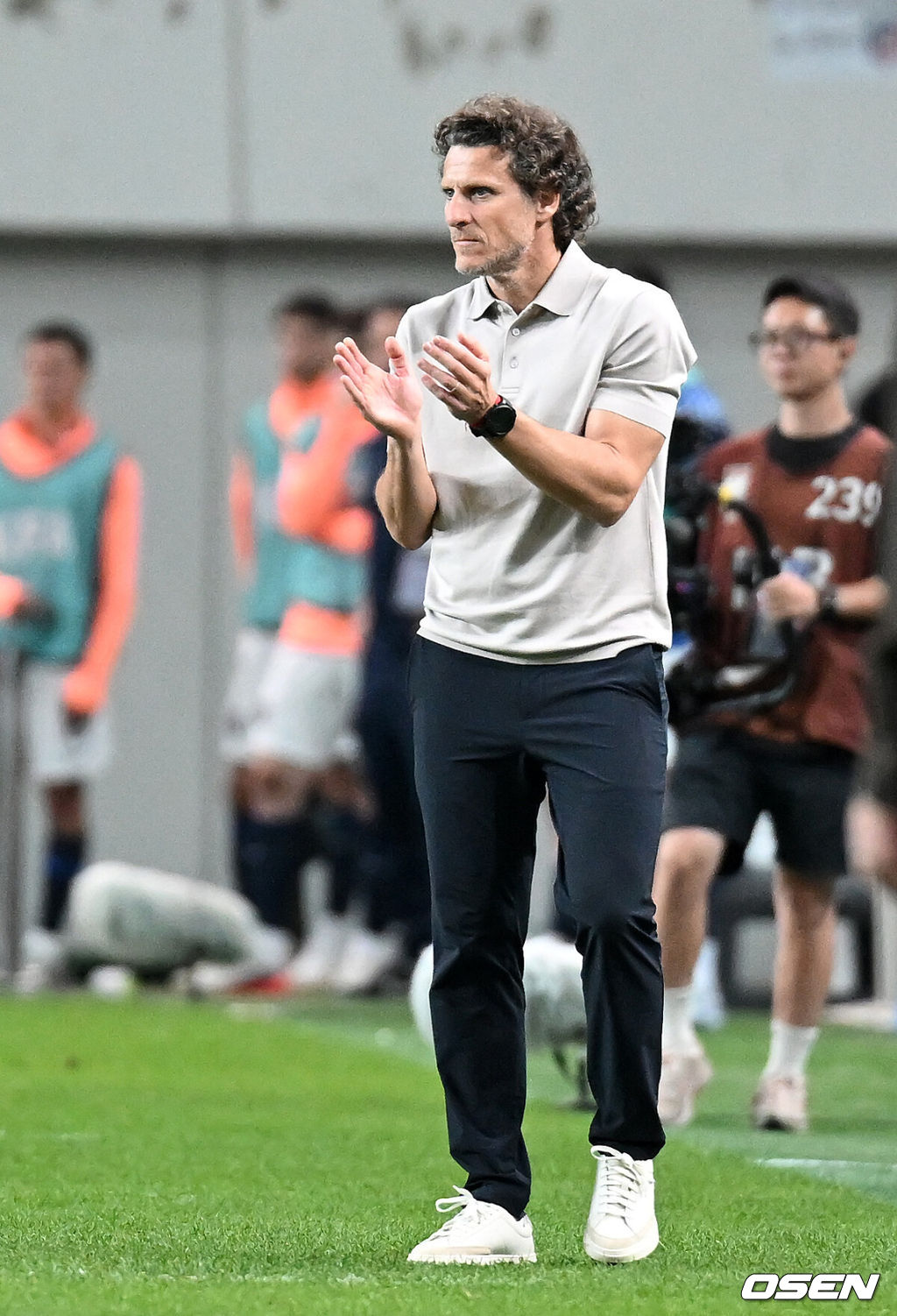 로베르토 모레노 감독이 이끄는 한국 축구대표팀이 28일 서울월드컵경기장에서 우루과이와 A매치 경기를 가졌다.한국은 지난 24일 오현규, 손흥민, 이동경의 연속골이 터져 에콰도르를 3-0으로 제압했다. 모레노 감독은 한국대표팀 데뷔전에서 승리를 신고했다. 후반 우루과이 포를란 감독이 박수를 치고 있다. 2026.09.28 / sunday@osen.co.kr