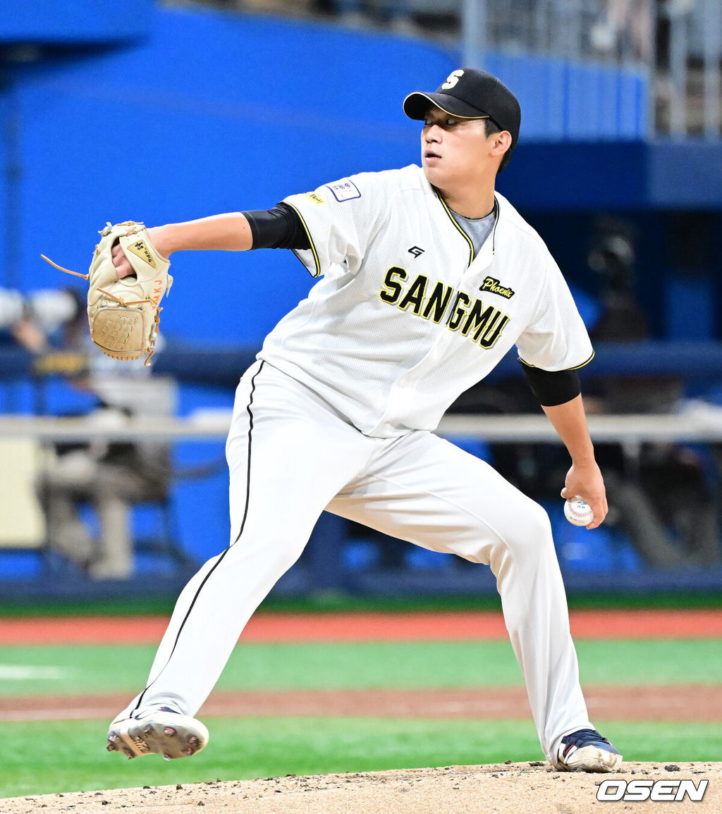 28일 서울 고척스카이돔에서 2026 KBO 퓨처스리그 챔피언 결정전 울산 웨일즈와 상무 피닉스의 경기가 열렸다.울산은 오카다, 상무는 김대호가 선발로 나섰다.4회초 상무 김기중이 역투하고 있다. 2026.09.28 / jpnews@osen.co.kr