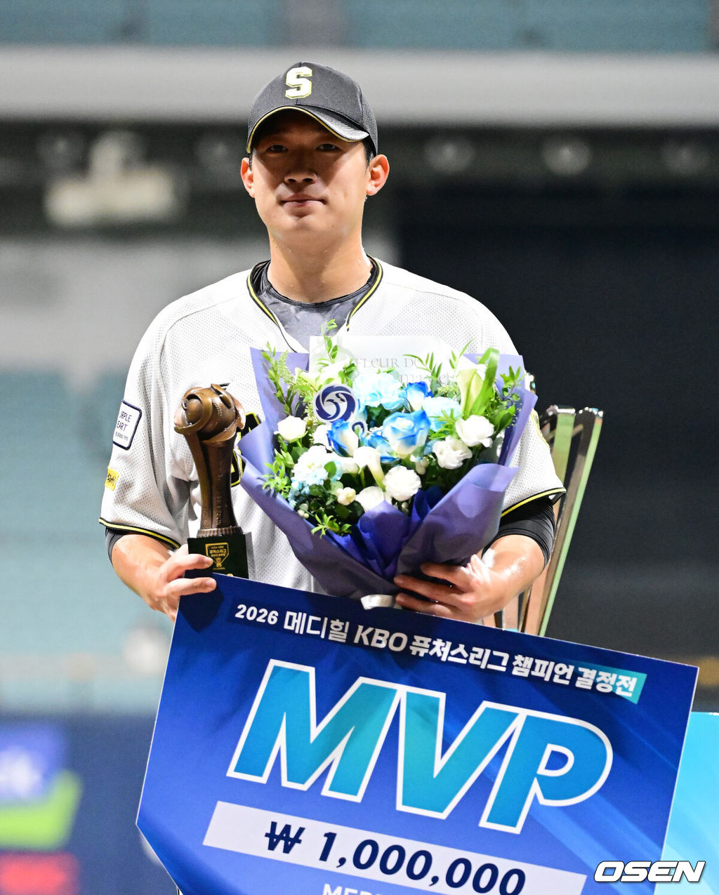 국군체육부대 상무 피닉스 야구단이 울산 웨일즈를 꺾고 2년 연속 챔피언 결정전 우승 트로피를 들어올렸다.박치왕 감독이 이끄는 상무는 28일 서울 고척스카이돔에서 열린 2026 메디힐 KBO 퓨처스리그 울산과의 챔피언 결정전 결승에서 8-3으로 승리했다. 올해도 북부리그 1위에 오르며 15년 연속 1위를 차지한 상무는 챔피언 결정전 준결승에서 롯데 자이언츠를 5-2로 꺾고 올라왔다. 지난해 KT 위즈에 막히며 준우승에 그쳤던 상무는 마침내 정상에 등극했다. 창단 첫해 우승까지 노렸던 울산은 준우승에 만족해야 했다. 상무 김기중이 MVP에 선정되며 포즈를 취하고 있다. 2026.09.28 / jpnews@osen.co.kr