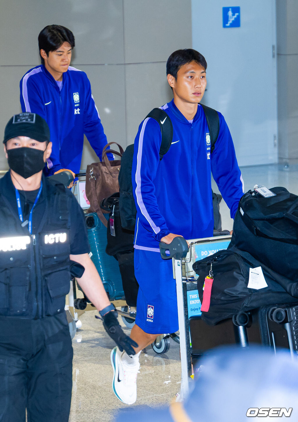 32강 진출에 실패한 대한민국 축구대표팀 중 홍명보 감독을 비롯해 김민재, 황희찬, 설영우, 이강인 등 선수 8명이 30일 새벽  인천국제공항을 통해 귀국했다. 손흥민 등 나머지 선수들은 쪼개져서 각자 귀국한다. 대표팀 귀국 본진은 30일 새벽 인천공항에 도착할 예정이다. 대표팀 백승호와 설영우가 입국하고 있다. 2026.06.30 / rumi@osen.co.kr
