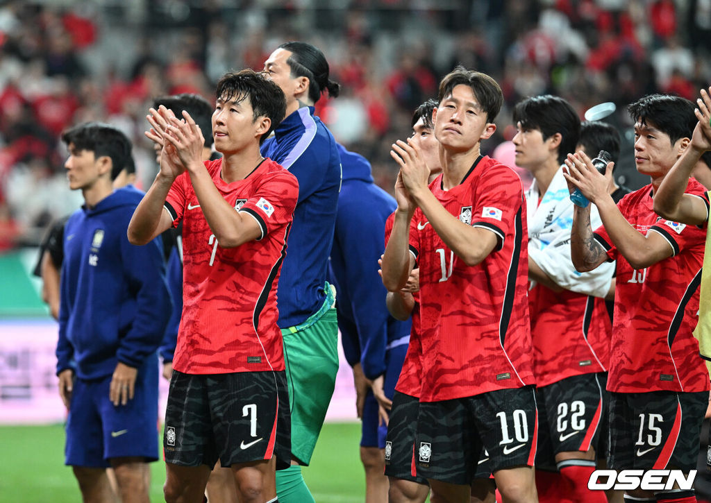 로베르트 모레노 임시 감독이 이끄는 대한민국 축구 국가대표팀은 28일 서울월드컵경기장에서 디에고 포를란 감독이 지휘하는 우루과이와 A매치 맞대결을 치러 1-4로 대패했다.이로써 모레노 감독은 지난 에콰도르전 3-0 완승 분위기를 이어기는 데 실패했다. 부임 2경기 만에 남미 강호 우루과이를 만나 1-4로 무너졌다.경기 종료 후 한국 손흥민이 관중석을 향해 인사를 하고 있다. 2026.09.28 / sunday@osen.co.kr