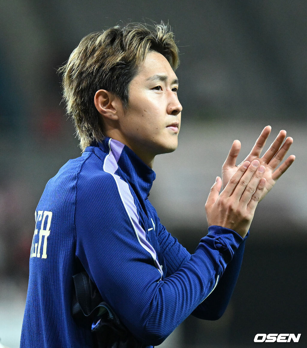 로베르트 모레노 임시 감독이 이끄는 대한민국 축구 국가대표팀은 28일 서울월드컵경기장에서 디에고 포를란 감독이 지휘하는 우루과이와 A매치 맞대결을 치러 1-4로 대패했다.이로써 모레노 감독은 지난 에콰도르전 3-0 완승 분위기를 이어기는 데 실패했다. 부임 2경기 만에 남미 강호 우루과이를 만나 1-4로 무너졌다.경기 종료 후 한국 이강인이 관중석을 향해 인사를 하고 있다. 2026.09.28 / sunday@osen.co.kr