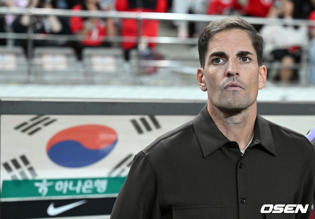로베르토 모레노 감독이 이끄는 한국 축구대표팀이 28일 서울월드컵경기장에서 우루과이와 A매치 경기를 가졌다.한국은 지난 24일 오현규, 손흥민, 이동경의 연속골이 터져 에콰도르를 3-0으로 제압했다. 모레노 감독은 한국대표팀 데뷔전에서 승리를 신고했다. 경기에 앞서 한국 모레노 감독이 그라운드를 바라보고 있다. 2026.09.28 / sunday@osen.co.kr