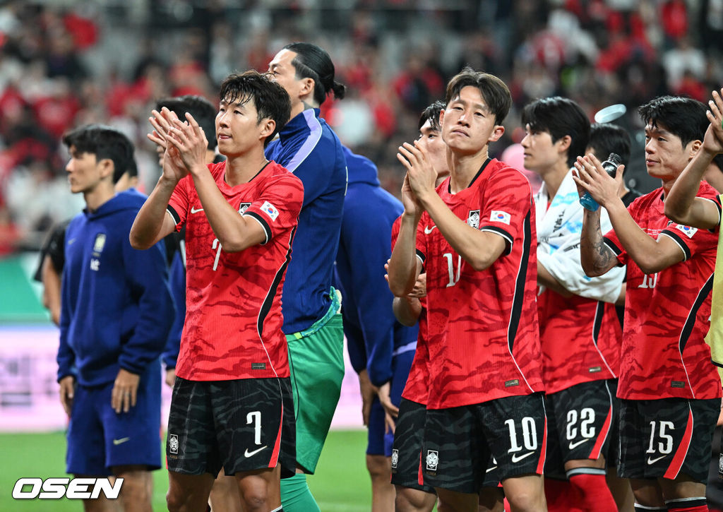 로베르트 모레노 임시 감독이 이끄는 대한민국 축구 국가대표팀은 28일 서울월드컵경기장에서 디에고 포를란 감독이 지휘하는 우루과이와 A매치 맞대결을 치러 1-4로 대패했다.이로써 모레노 감독은 지난 에콰도르전 3-0 완승 분위기를 이어기는 데 실패했다. 부임 2경기 만에 남미 강호 우루과이를 만나 1-4로 무너졌다.경기 종료 후 한국 손흥민이 관중석을 향해 인사를 하고 있다. 2026.09.28 / sunday@osen.co.kr