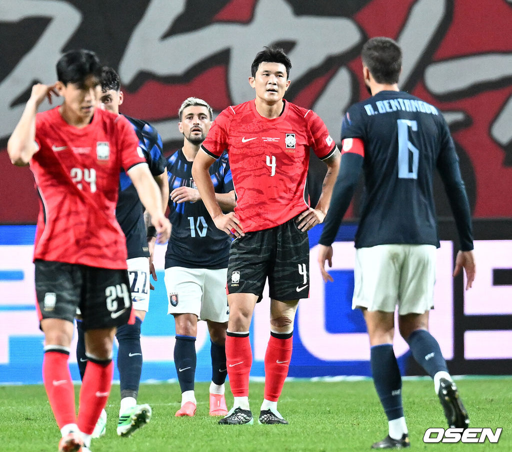로베르토 모레노 감독이 이끄는 한국 축구대표팀이 28일 서울월드컵경기장에서 우루과이와 A매치 경기를 가졌다.한국은 지난 24일 오현규, 손흥민, 이동경의 연속골이 터져 에콰도르를 3-0으로 제압했다. 모레노 감독은 한국대표팀 데뷔전에서 승리를 신고했다. 전반 한국 김민재가 우루과이 기예르모 바렐라에게 세 번째 골을 허용하고 아쉬워하고 있다. 2026.09.28 / sunday@osen.co.kr