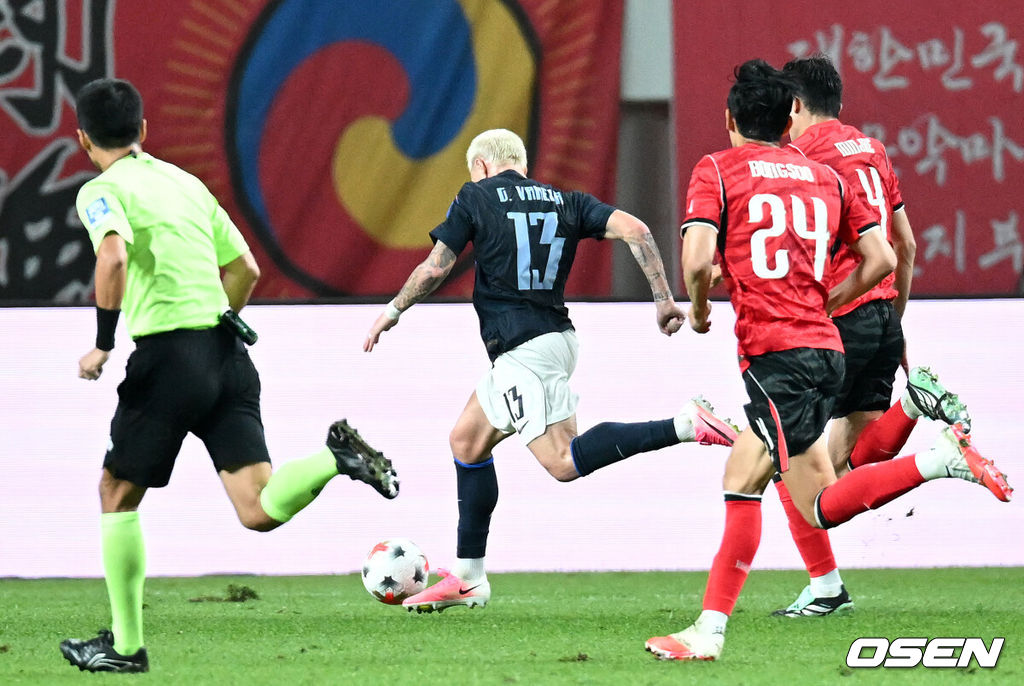 로베르토 모레노 감독이 이끄는 한국 축구대표팀이 28일 서울월드컵경기장에서 우루과이와 A매치 경기를 가졌다.한국은 지난 24일 오현규, 손흥민, 이동경의 연속골이 터져 에콰도르를 3-0으로 제압했다. 모레노 감독은 한국대표팀 데뷔전에서 승리를 신고했다. 전반 우루과이 기예르모 바렐라가 세 번째 골을 성공시키고 있다. 2026.09.28 / sunday@osen.co.kr