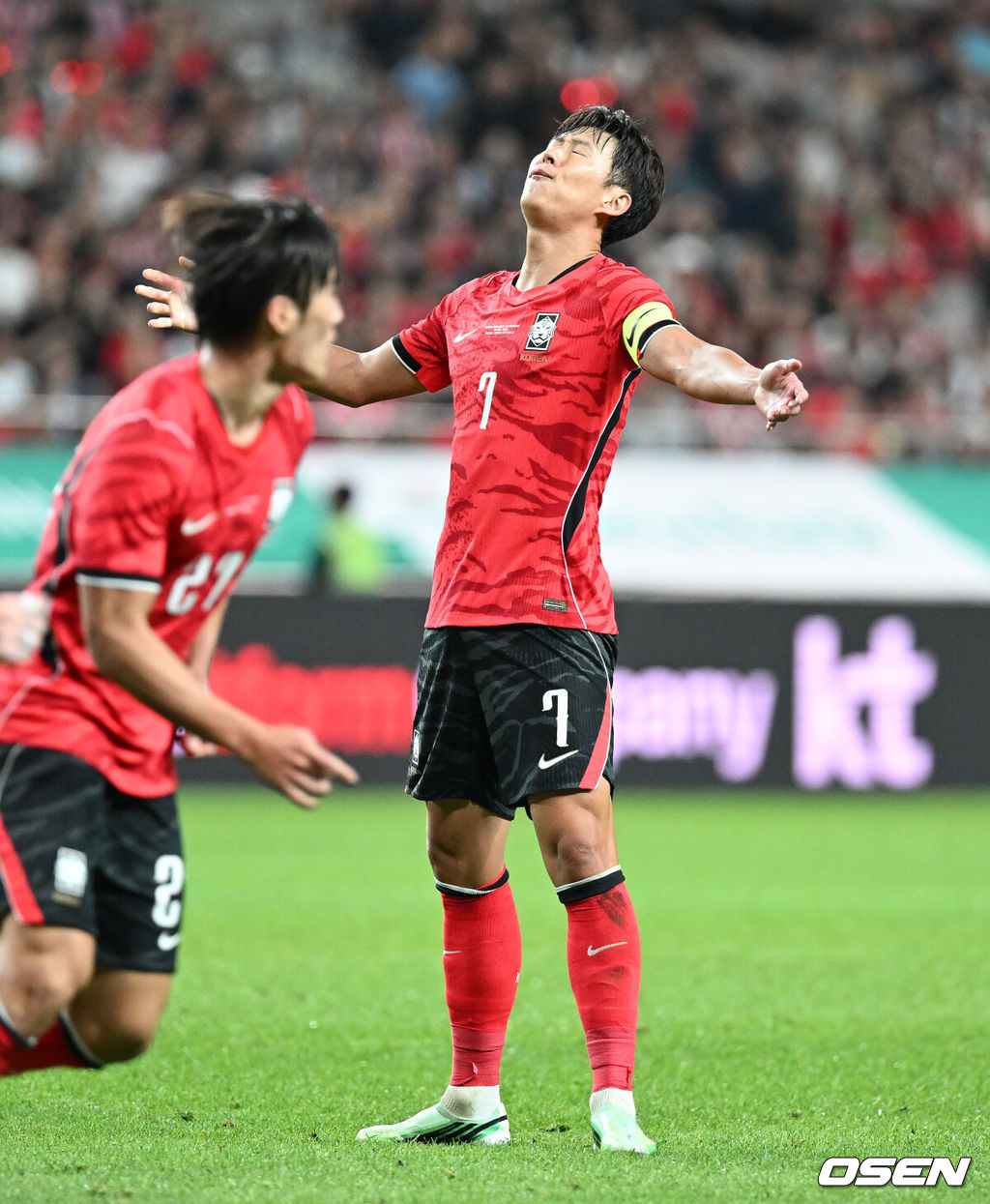 로베르토 모레노 감독이 이끄는 한국 축구대표팀이 28일 서울월드컵경기장에서 우루과이와 A매치 경기를 가졌다.한국은 지난 24일 오현규, 손흥민, 이동경의 연속골이 터져 에콰도르를 3-0으로 제압했다. 모레노 감독은 한국대표팀 데뷔전에서 승리를 신고했다. 후반 한국 손흥민이 자신의 슛이 선수 몸에 맞고 나가자 아쉬워하고 있다. 2026.09.28 / sunday@osen.co.kr