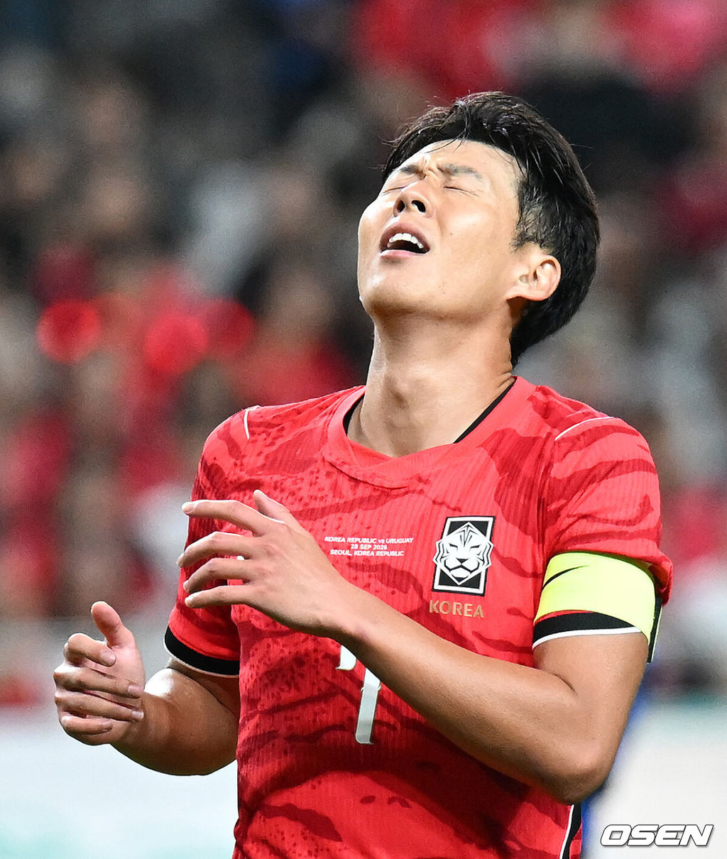 로베르트 모레노 임시 감독이 이끄는 대한민국 축구 국가대표팀은 28일 서울월드컵경기장에서 디에고 포를란 감독이 지휘하는 우루과이와 A매치 맞대결을 치러 1-4로 대패했다.이로써 모레노 감독은 지난 에콰도르전 3-0 완승 분위기를 이어기는 데 실패했다. 부임 2경기 만에 남미 강호 우루과이를 만나 1-4로 무너졌다.후반 한국 손흥민이 슛이 실패하자 아쉬워하고 있다. 2026.09.28 / sunday@osen.co.kr