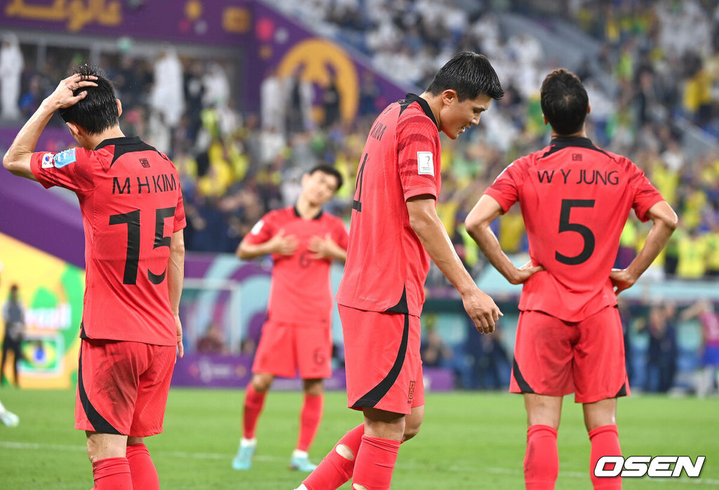 5일(현지시간)카타르 도하 974 스타디움에서 2022 카타르 월드컵 16강전 대한민국과 브라질의 경기가 열렸다. 이 경기에서 한국은 1-4로 패했다. 한국은 호주, 일본에 이어 16강에서 탈락하며 아시아의 마지막 자존심을 지키지 못했다.대표팀이 브라질 히샤를리송에게 세 번째 골을 허용한 후 아쉬워하고 있다. 2022.12.05 / soul1014@osen.co.kr