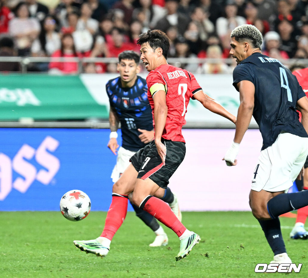 로베르토 모레노 감독이 이끄는 한국 축구대표팀이 28일 서울월드컵경기장에서 우루과이와 A매치 경기를 가졌다.한국은 지난 24일 오현규, 손흥민, 이동경의 연속골이 터져 에콰도르를 3-0으로 제압했다. 모레노 감독은 한국대표팀 데뷔전에서 승리를 신고했다. 후반 한국 손흥민이 팀의 첫 번째 골을 성공시키고 있다. 2026.09.28 / sunday@osen.co.kr