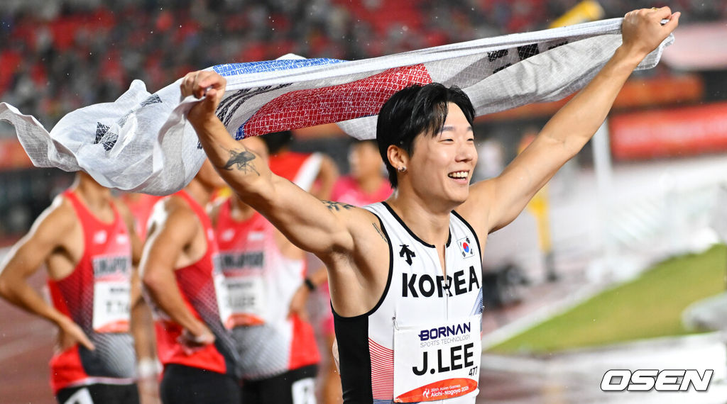 한국 육상 남자 400m 계주 대표팀이 한국 신기록까지 갈아치우며 값진 동메달을 목에 걸었다.28일 일본 나고야 미즈호공원 육상경기장에서 열린 2026 아이치·나고야 아시안게임 육상 남자 400m 계주 결선에서 38초43으로 결승선을 통과했다. 한국은 38초17을 기록한 중국과 39초32의 대만에 이어 3위에 올라 동메달을 차지했다. 동메달을 차지한 한국 육상 남자 400m 계주 대표팀 이재성이 기뻐하고 있다.  2026.09.28 / soul1014@osen.co.kr