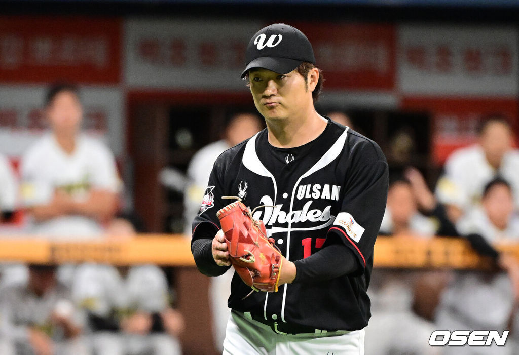 28일 서울 고척스카이돔에서 2026 KBO 퓨처스리그 챔피언 결정전 울산 웨일즈와 상무 피닉스의 경기가 열렸다.울산은 오카다, 상무는 김대호가 선발로 나섰다.3회초 1사 1루에서 울산 오카다가 상무 이율예를 3루 땅볼 병살 처리하며 기뻐하고 있다. 2026.09.28 / jpnews@osen.co.kr