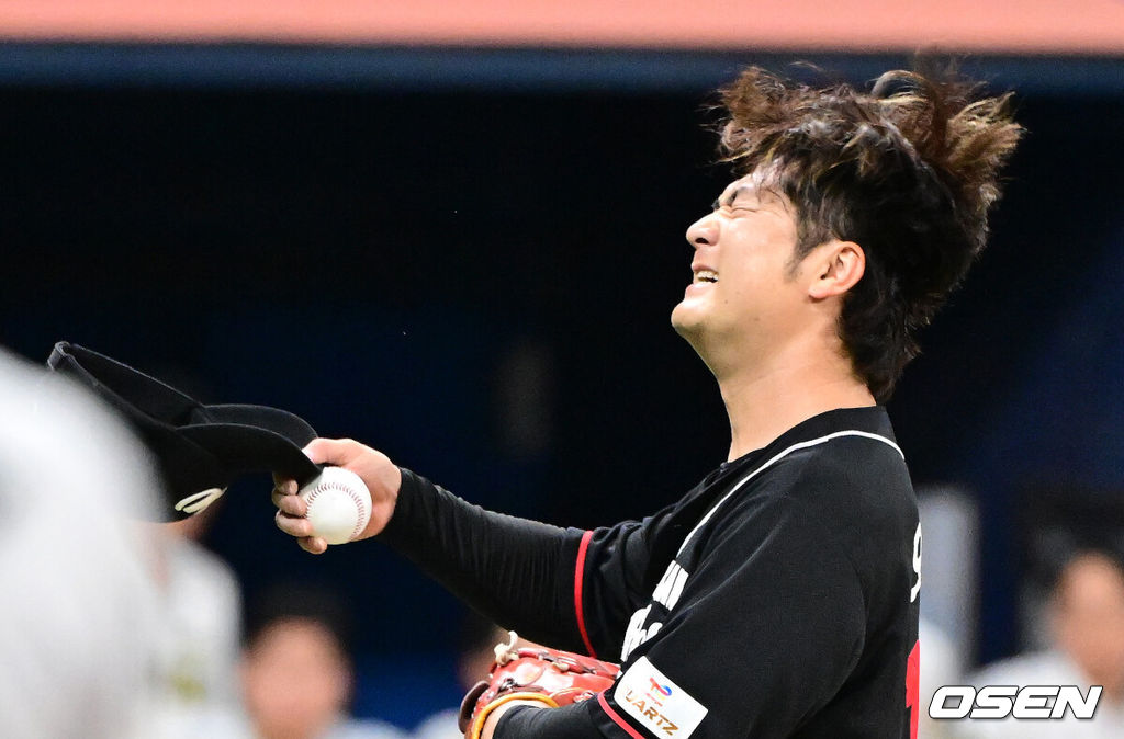 28일 서울 고척스카이돔에서 2026 KBO 퓨처스리그 챔피언 결정전 울산 웨일즈와 상무 피닉스의 경기가 열렸다.울산은 오카다, 상무는 김대호가 선발로 나섰다.4회말 무사 1,2루에서 울산 오카다가 상무 박관우에 볼넷을 허용하며 아쉬워하고 있다. 2026.09.28 / jpnews@osen.co.kr