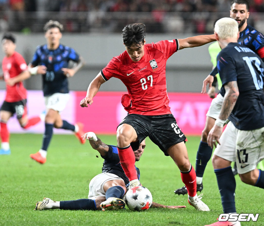 로베르트 모레노 임시 감독이 이끄는 대한민국 축구 국가대표팀은 28일 서울월드컵경기장에서 디에고 포를란 감독이 지휘하는 우루과이와 A매치 맞대결을 치러 1-4로 대패했다.이로써 모레노 감독은 지난 에콰도르전 3-0 완승 분위기를 이어기는 데 실패했다. 부임 2경기 만에 남미 강호 우루과이를 만나 1-4로 무너졌다.후반 한국 김민수가 드리블 돌파를 하고 있다. 2026.09.28 / sunday@osen.co.kr