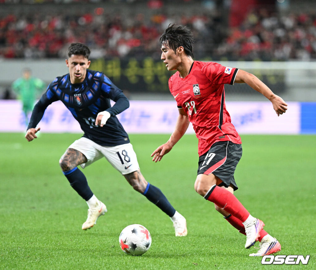 로베르트 모레노 임시 감독이 이끄는 대한민국 축구 국가대표팀은 28일 서울월드컵경기장에서 디에고 포를란 감독이 지휘하는 우루과이와 A매치 맞대결을 치러 1-4로 대패했다.이로써 모레노 감독은 지난 에콰도르전 3-0 완승 분위기를 이어기는 데 실패했다. 부임 2경기 만에 남미 강호 우루과이를 만나 1-4로 무너졌다.후반 한국 김민수가 드리블 돌파를 하고 있다. 2026.09.28 / sunday@osen.co.kr
